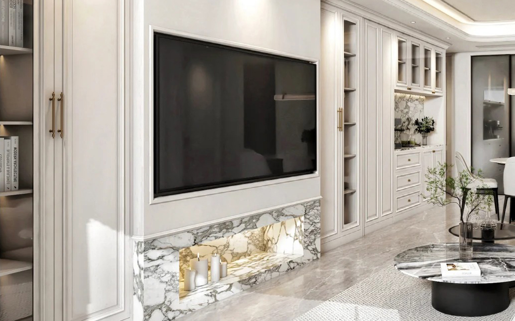 Ánh lửa bập bùng từ hệ lò sưởi decor kết hợp đèn hắt nhấn mạnh cấu trúc vân đá marble tự nhiên ở vách Tivi.