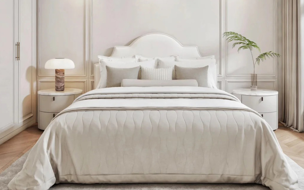 Sự đồng điệu giữa sắc độ trung tính và phom dáng bo tròn mềm mại của hệ nội thất phòng ngủ.