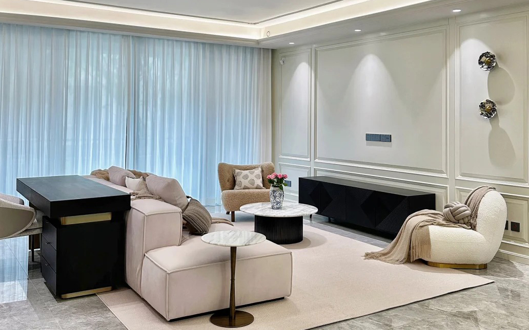 Sự liên kết nhịp nhàng giữa hệ trần giật cấp nhẹ và những đường phào chỉ đối xứng tạo nên diện mạo sang trọng cho không gian.