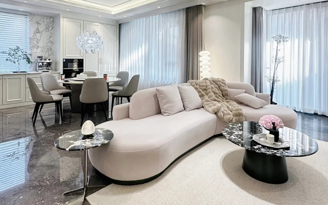 Sự kết hợp tinh tế giữa đường cong mềm mại của sofa và chất liệu đá marble cao cấp, định hình một không gian đón tiếp sang trọng.