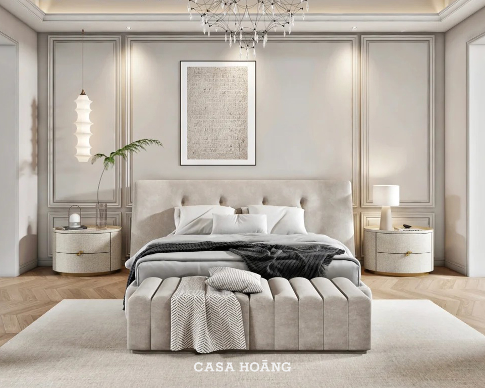 Sự sang trọng của biệt thự Vườn Đào không chỉ được cảm nhận qua quy mô bề thế, mà còn ẩn hiện trong từng điểm chạm thị giác nhỏ nhất. Chiếc bàn trà bằng đá marble đen nguyên khối với những đường vân tự nhiên sắc sảo, kết hợp cùng các món đồ decor tinh tuyển, trở thành một nốt lặng nghệ thuật đầy kiêu kỳ trên nền sàn gỗ ấm áp.